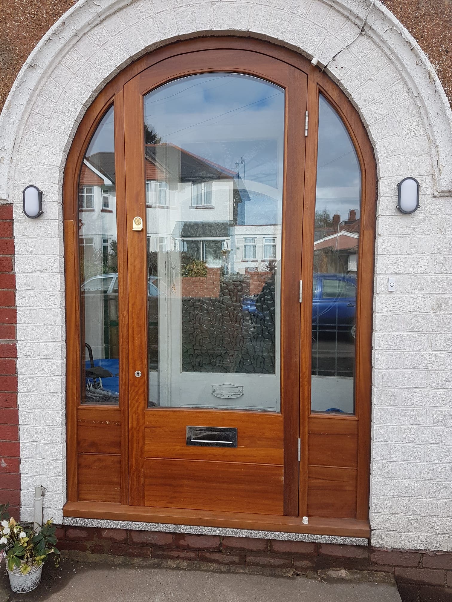 Classic single door with elegant arched top design