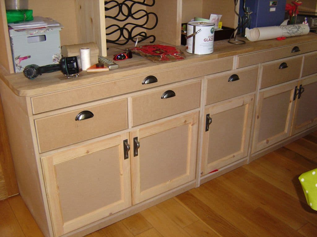 Wall mounted storage unit